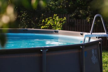 Piscine hors-sol : tubulaire ou autoportée ? Le guide complet pour faire le meilleur choix