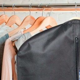 Cintres et housses à vêtements