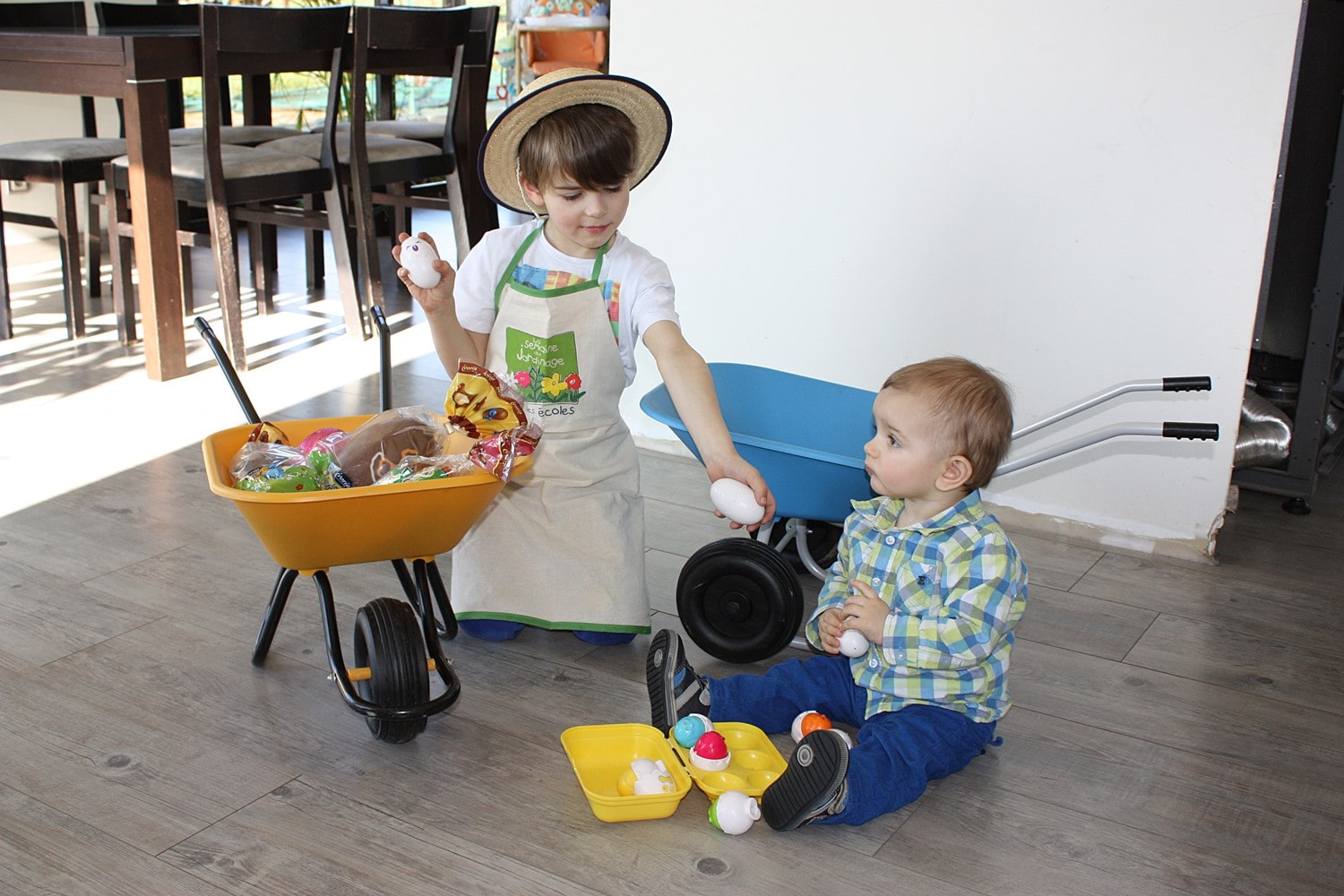 Brouette enfant Toy Wheelbarrow - Blanc Ooh Noo pour chambre enfant - Les  Enfants du Design