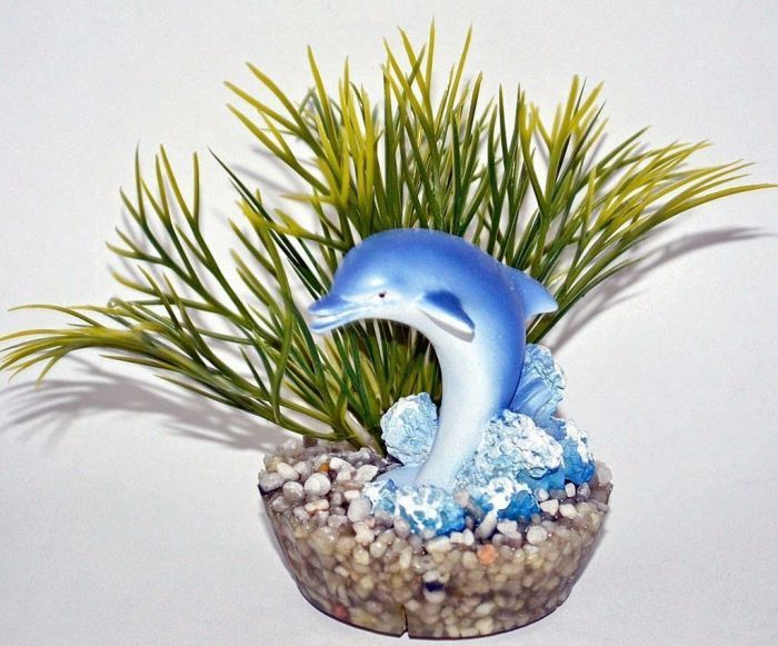 Décor plante plastique et sujet dauphin sur socle en résine ht 11 cm - Mr. Bricolage