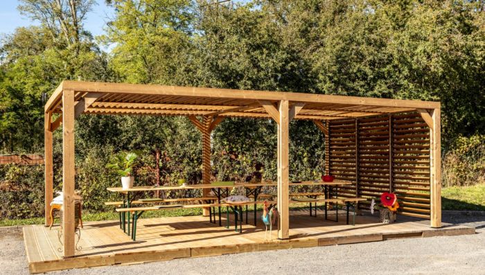 Pergola bioclimatique en bois THT avec lames orientables 10 m² - Habrita