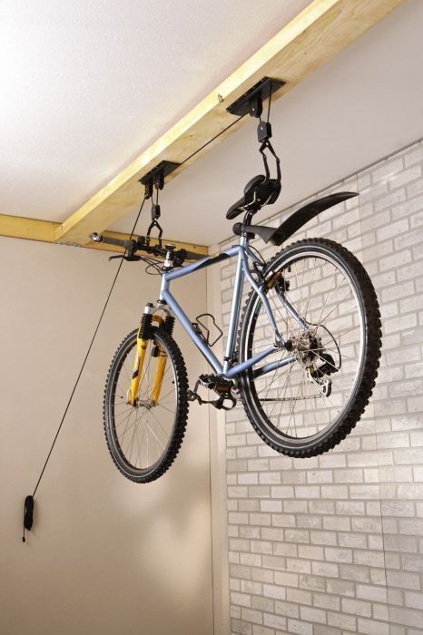 Support pour accrocher les vélos au plafond par des cordes et de